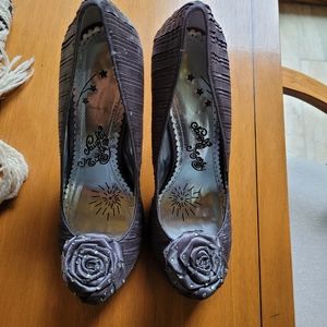 Naughty Monkey size 10 silver rosette heels shoes
